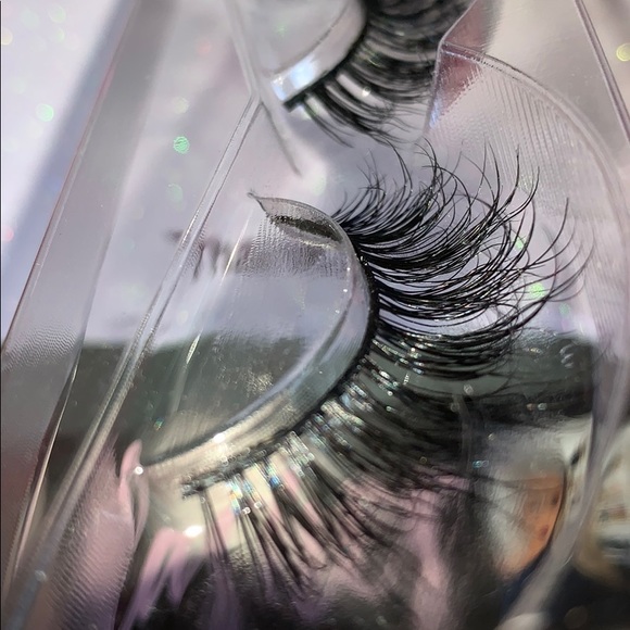 Lashes - Picture 3 of 5